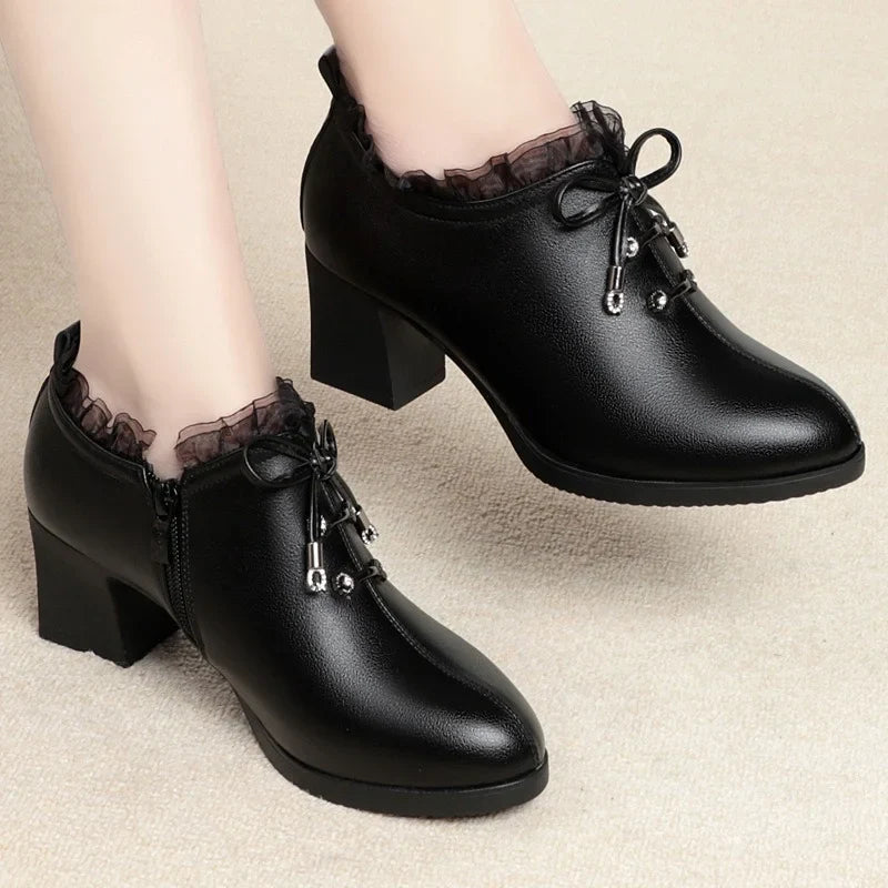 Moteriški bateliai su raišteliais minkštu padu ir storu kulnu