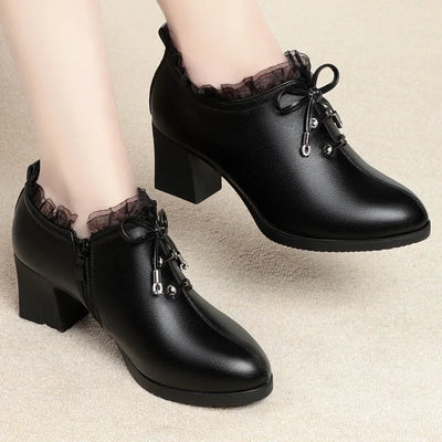 Moteriški bateliai su raišteliais minkštu padu ir storu kulnu